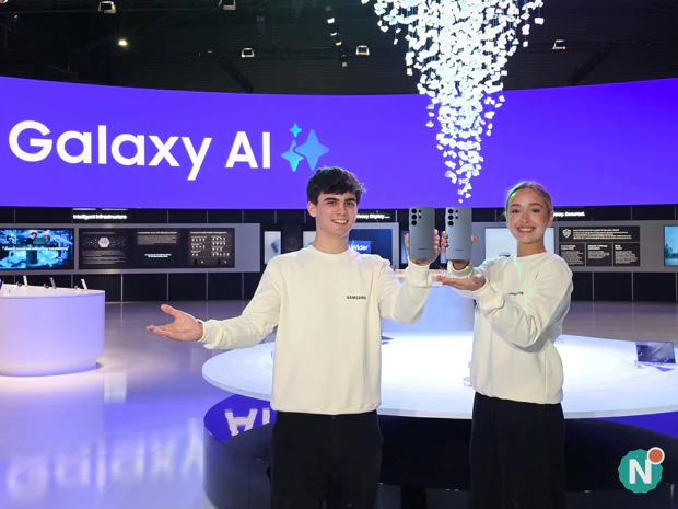 Twee personen tonen nieuwe Galaxy-telefoon met on-device AI-modellen Twee personen tonen nieuwe Galaxy-telefoon met on-device AI-modellen