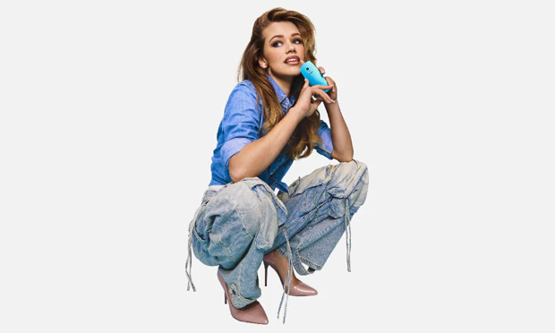 Gehurkte vrouw met een dumbphone