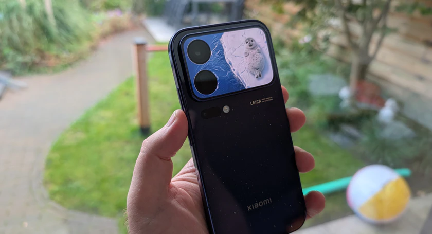 Xiaomi 18 pro handson met zeehond op achterscherm