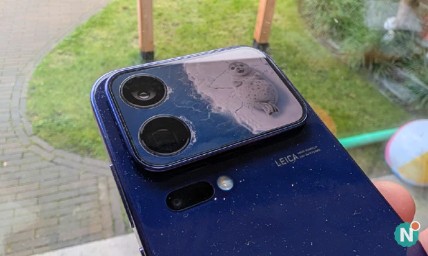 Xiaomi 18 Pro Camera Plateau Close Up Close-up cameraplateau met tweede scherm rondom de twee camera's, derde camera en flitser eronder