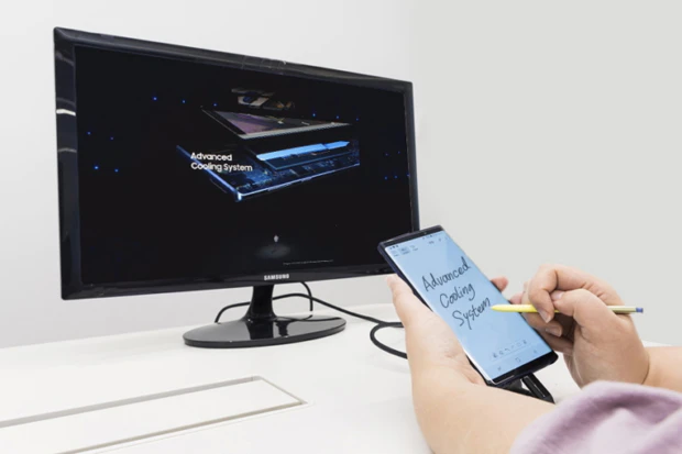 Samsung smartphone verbonden met TV via DeX Samsung smartphone verbonden met TV via DeX