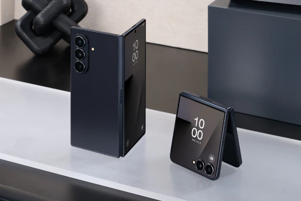 Samsung Galaxy Z Fold 7 en Flip 7 vouwbare smartphones half geopend