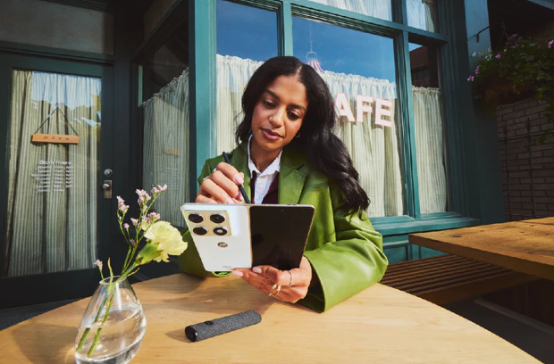 Motorola Razr Fold lifestyle photos by evleaks