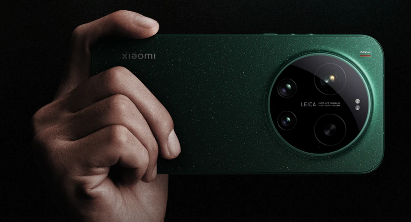 Xiaomi 17 ultra in starlit green