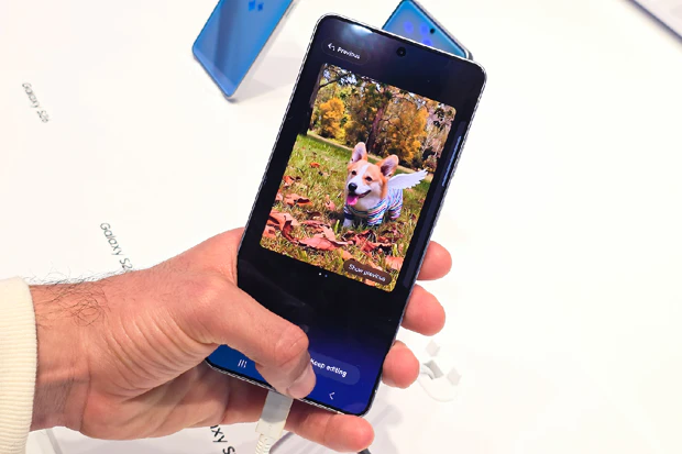 Samsung Galaxy S26 Ultra in Black with Photo Assist AI interface on screen