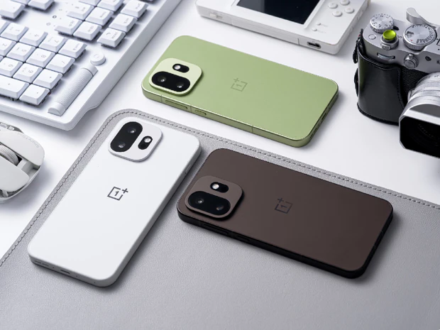 Primer plano de las variantes de color del OnePlus 15T destacando la consistencia del color entre el marco y el panel trasero mate