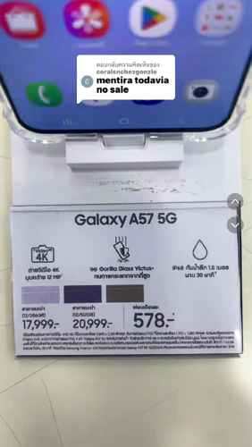 Samsung Galaxy A57 i lilla med vertikalt plasserte kameralinser
