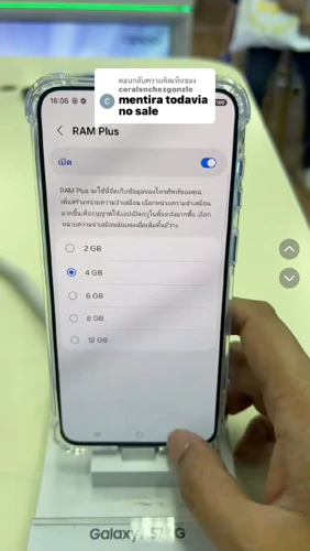 Samsung Galaxy A57 i lilla med vertikalt plasserte kameralinser