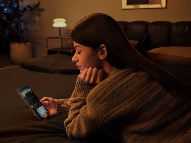 Close-up van het POCO X8 Pro Max scherm in het donker met geactiveerde Night Eye Protection