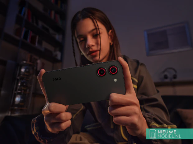 Zwarte POCO X8 Pro gebruikt om mee te gamen