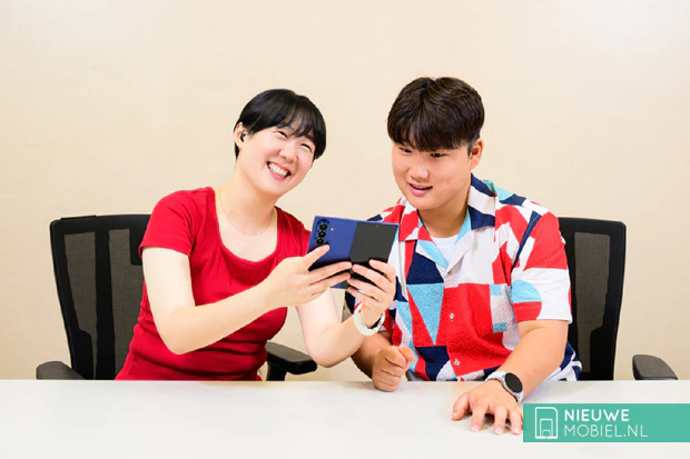 Twee personen gebruiken een opengeklapte Samsung Galaxy Z Fold 7 in het blauw