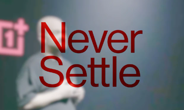 OnePlus Never Settle Close-up van de rode OnePlus-slogan Never Settle op een zwarte achtergrond