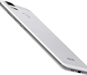 Asus Zenfone Zoom S silber Rückseite rechte Seite