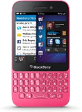 BlackBerry Q5 etupuolella pink