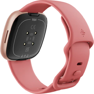 Fitbit Versa 4 pink achterkant rechterzijkant