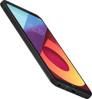 LG Q6 Alpha svart front vänster sida botten snett