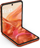 Motorola razr 50 oransje foran venstre side bunn skrås skråstilt half Åpnet