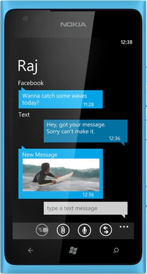 Nokia Lumia 900 syaani etupuolella