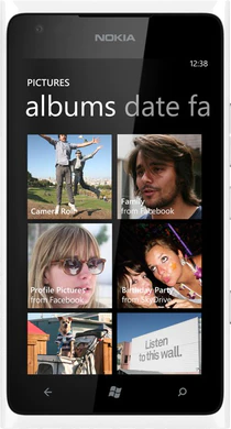 Nokia Lumia 900 valkoinen etupuolella