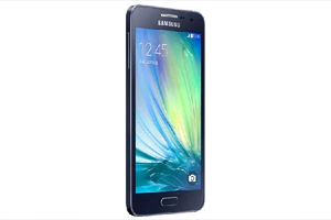 Samsung Galaxy A3 schuin linkerzijkant zwart