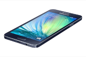 Samsung Galaxy A3 schuin dynamic zwart