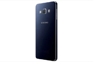 Samsung Galaxy A3 achterkant schuin dynamic zwart