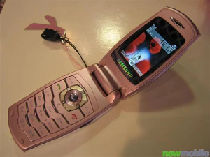 Samsung E500 Pink Ribbon Edition 01