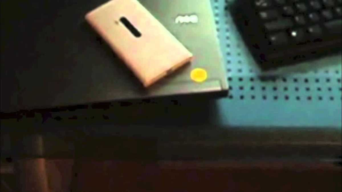 De Nokia Lumia 920 die mysterieus van tafels glijdt – wat is hier aan de hand?