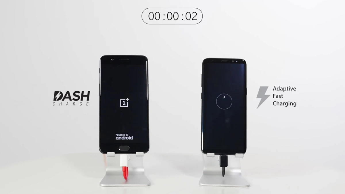 OnePlus 5 vs Samsung S8: wie laadt het snelst op met Dash Charge?