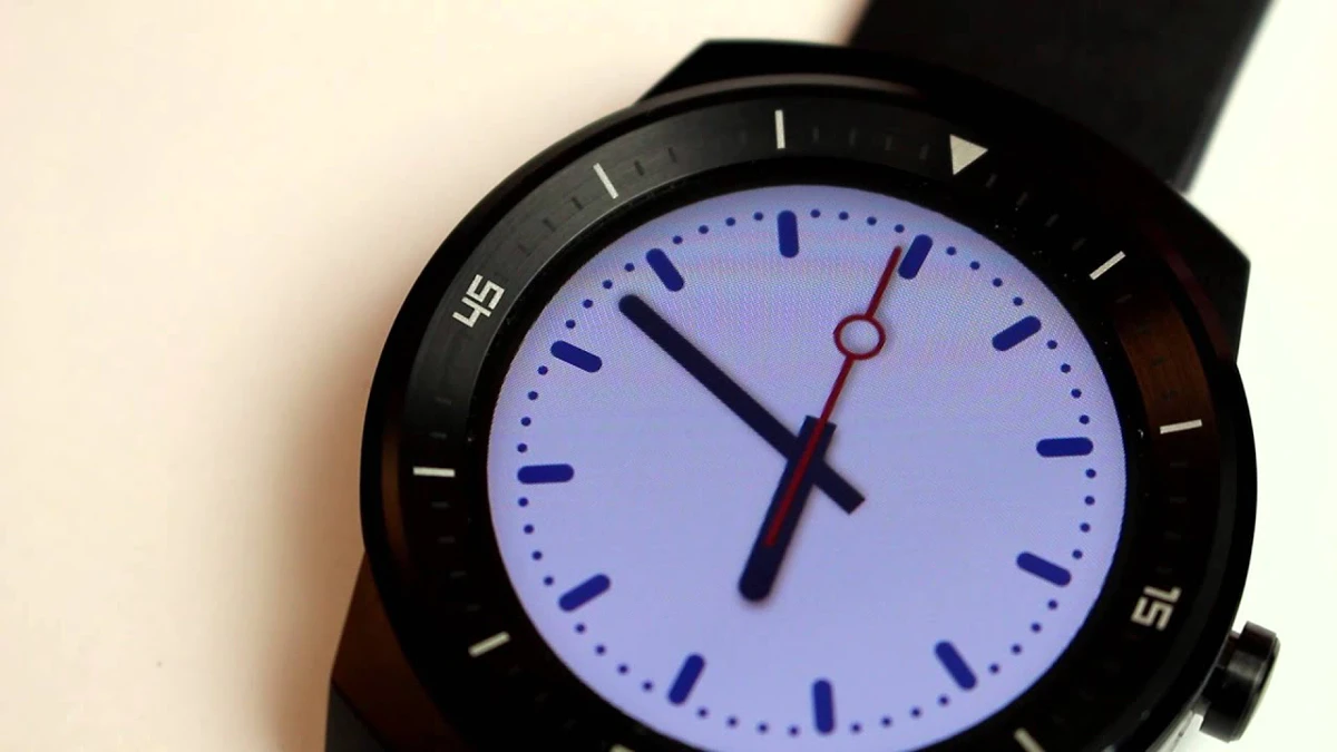 Deze Android Wear klok imiteert de iconische Nederlandse stationsklok – zo werkt het!