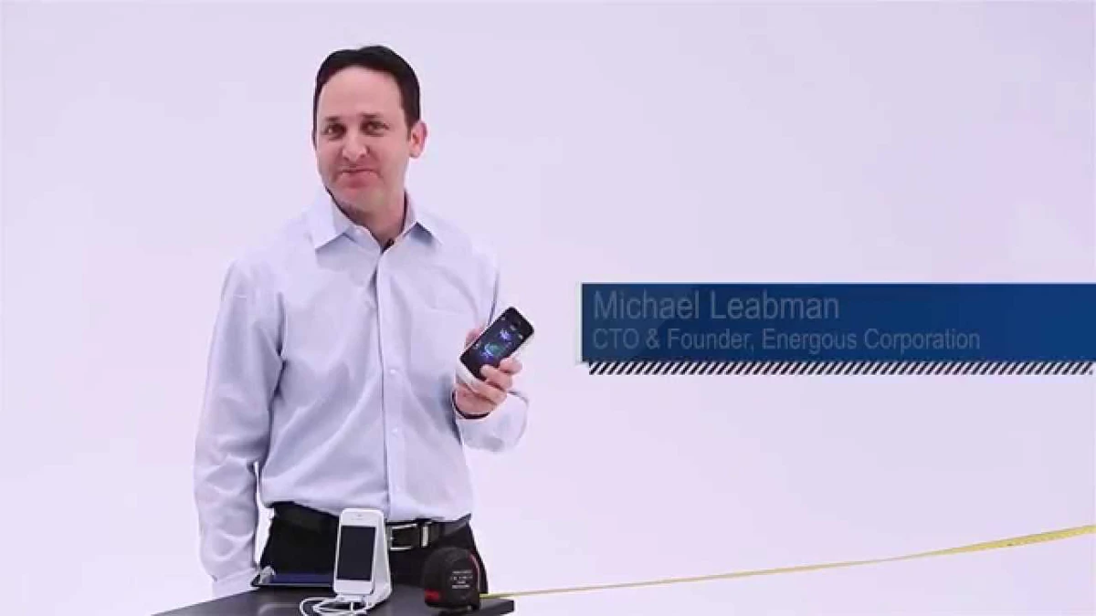 Draadloze energierouter laadt 2 telefoons tot 5 meter afstand – live demo