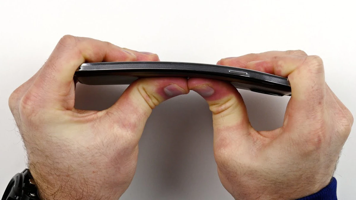 Galaxy Note 3 vs iPhone 6 Plus: wie buigt niet in deze duurzaamheidstest?
