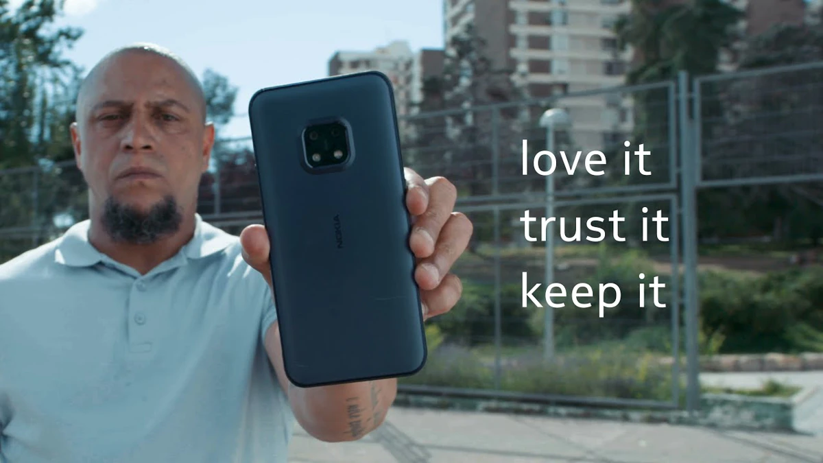 Roberto Carlos trapt tegen de onverwoestbare Nokia XR20 – kan hij hem breken?