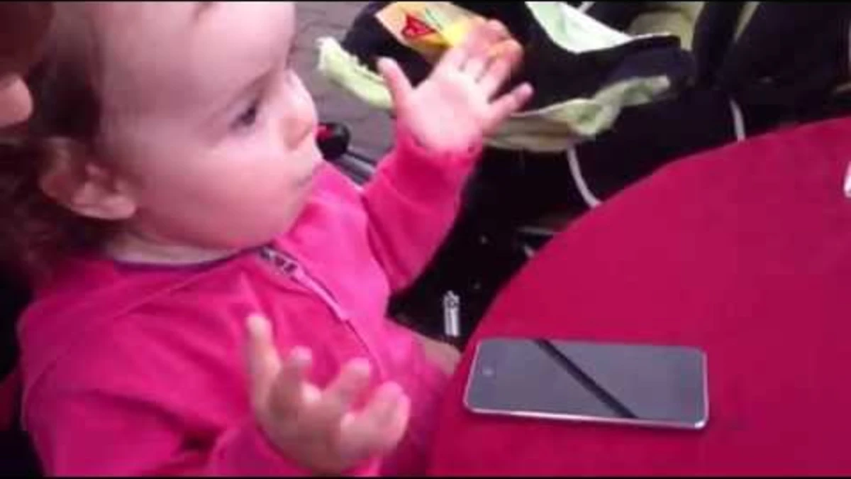 Baby reageert hilarisch op iOS 7 – begrijpt een kindje Apple’s nieuwe besturing?