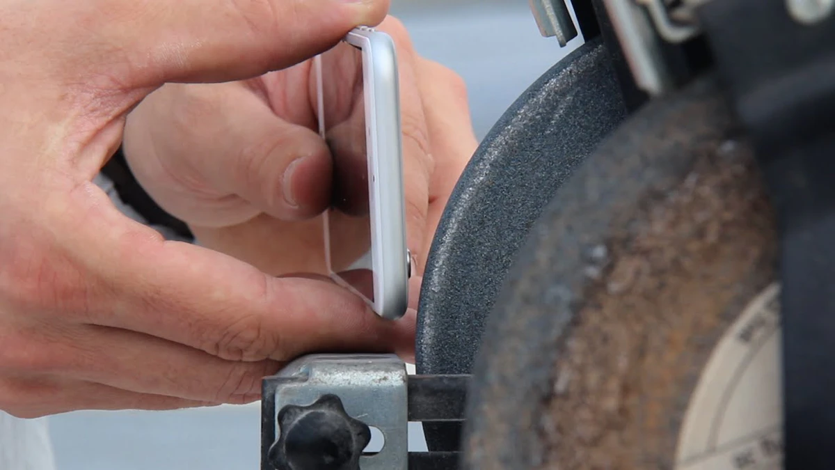 Zo repareer je de uitstekende cameraring van je iPhone 6 zelf