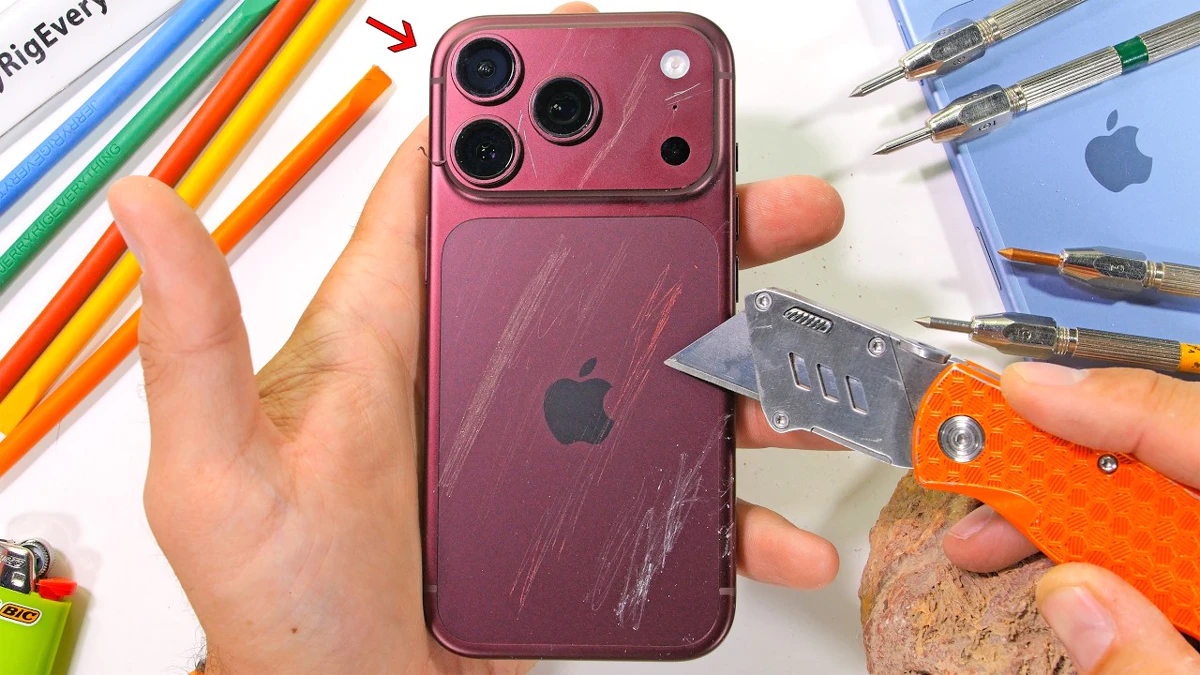 Test of versteende dino-poep je iPhone achterkant krast
