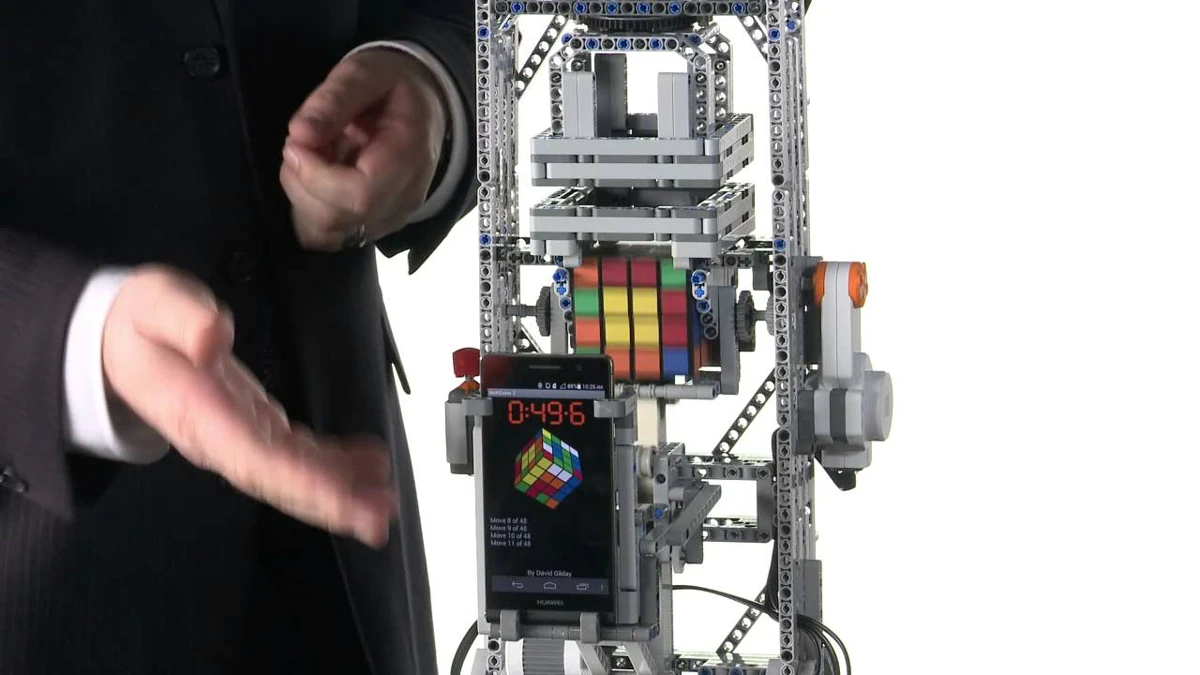 Hoe deze robot een 4x4 Rubik’s kubus oplost met een smartphone als brein
